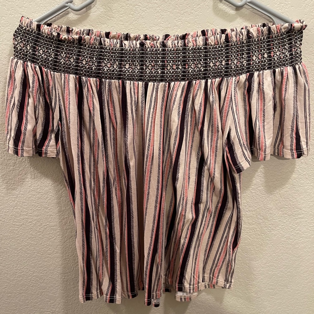 Woman’s xhilaration drop shoulder top size small.